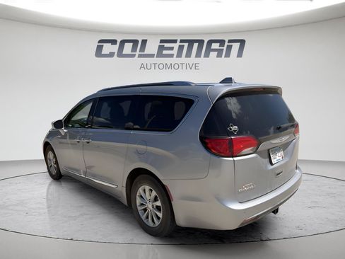 Used 2019 Chrysler Pacifica Touring-L FWD image 3