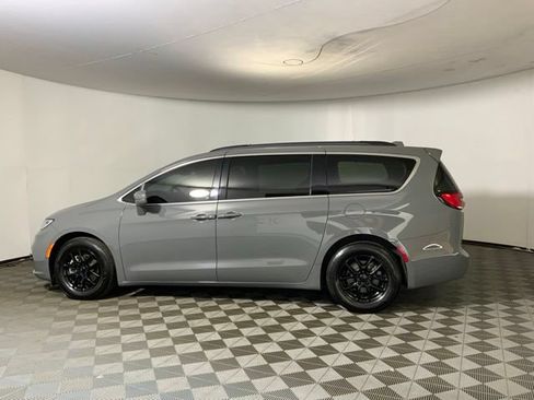 Used 2022 Chrysler Pacifica Touring-L FWD image 8