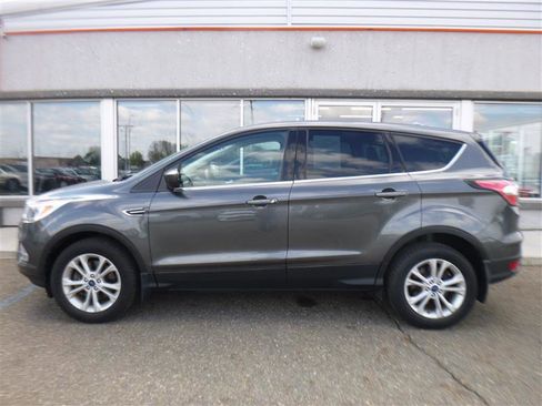 Used 2017 Ford Escape SE w/ SE Cold Weather Package AWD/4WD image 2