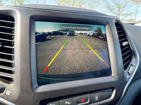 Used 2019 Jeep Cherokee Trailhawk image 16