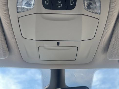 Used 2023 Chrysler Pacifica Touring-L FWD image 17