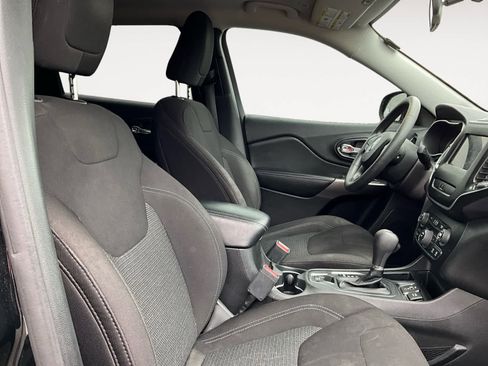 Used 2019 Jeep Cherokee Latitude w/ Popular Appearance Group image 13