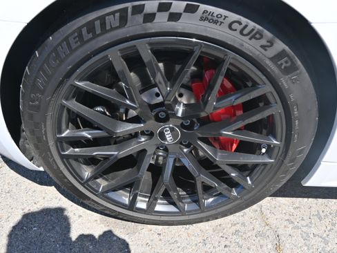 Used 2018 Audi R8 V10 w/ Premium Package RWD image 29