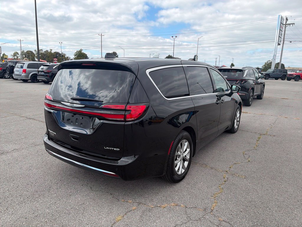 Used 2026 Chrysler Pacifica Limited FWD image 6