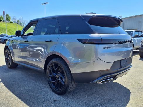 Used 2025 Land Rover Range Rover Sport SE image 4