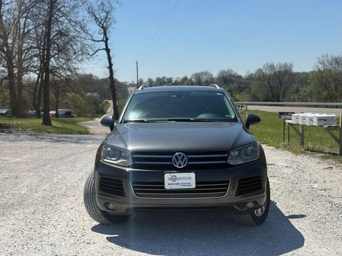 Used 2013 Volkswagen Touareg Sport image 8