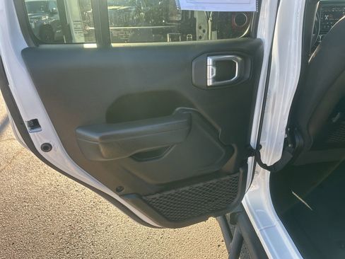 Used 2022 Jeep Gladiator Rubicon image 16