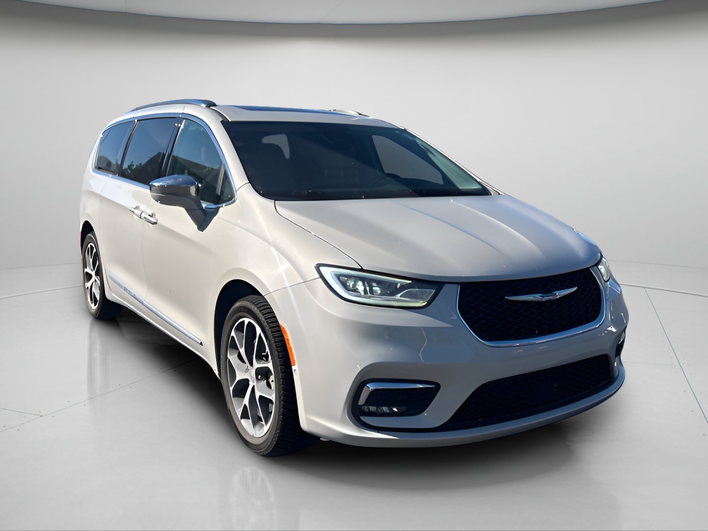 Used 2021 Chrysler Pacifica Limited w/ Uconnect Theater Family Group AWD/4WD image 2