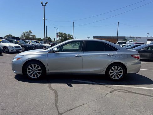 Used 2017 Toyota Camry XLE w/ Moonroof Package FWD image 6