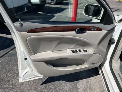 Used 2011 Buick Lucerne CXL image 8