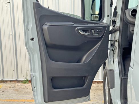 Used 2022 Mercedes-Benz Sprinter 1500 image 39