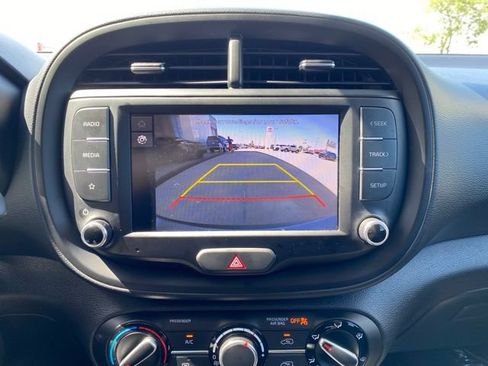 Used 2025 Kia Soul LX w/ LX Technology Package FWD image 8