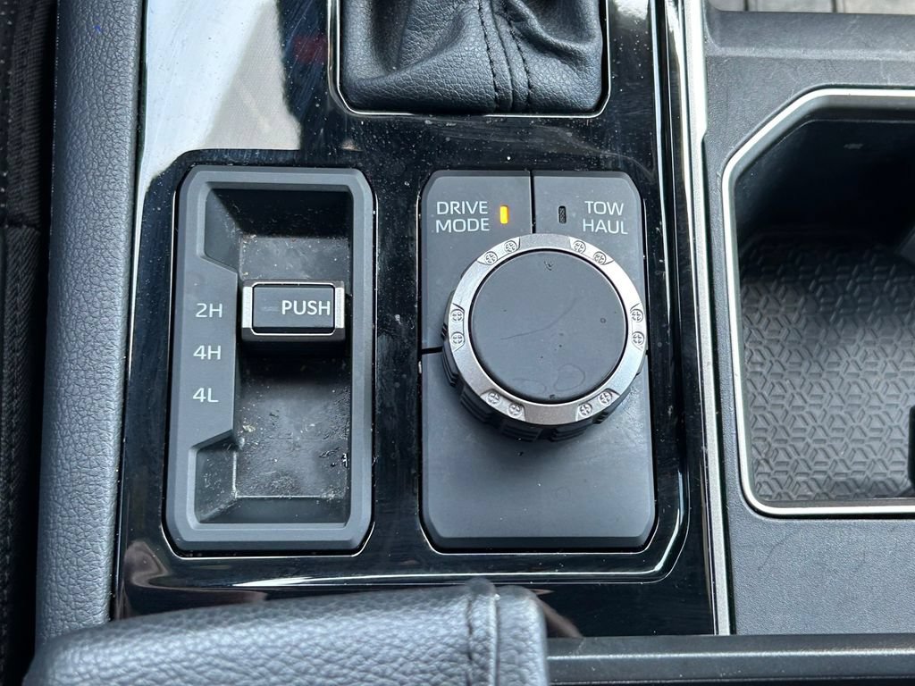 Used 2025 Toyota Tundra Limited AWD/4WD image 32