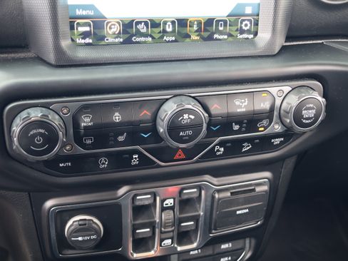 Used 2020 Jeep Wrangler Unlimited Sahara AWD/4WD image 27