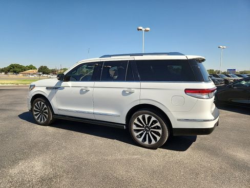 Used 2023 Lincoln Navigator Reserve AWD/4WD image 3