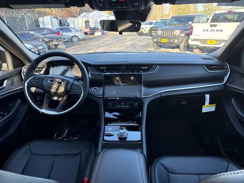 New 2025 Jeep Grand Cherokee Limited image 11