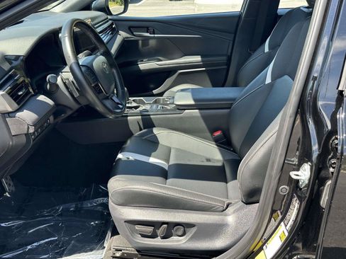 Used 2025 Toyota Camry SE FWD image 4