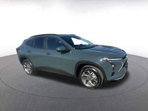 Used 2025 Chevrolet Trax LT image 2