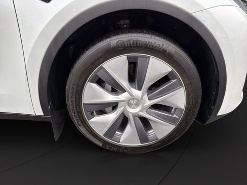Used 2023 Tesla Model Y AWD image 24