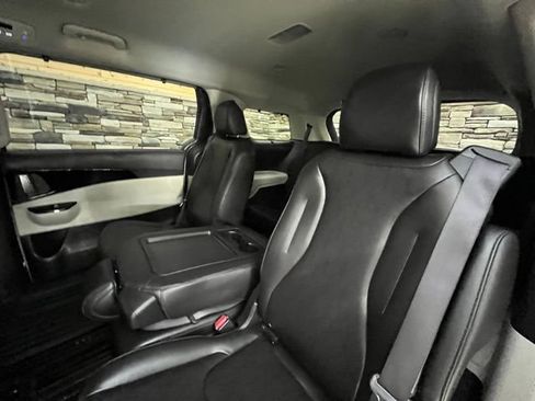 Used 2024 Kia Carnival EX FWD image 33