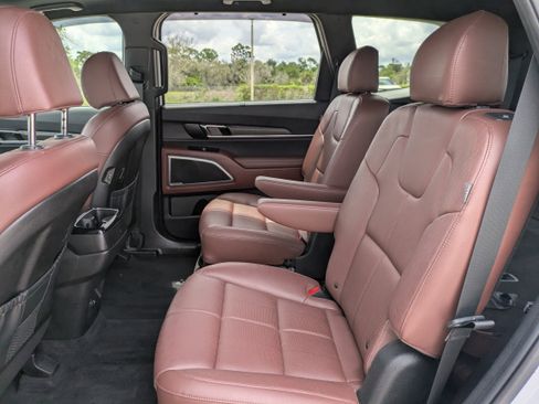 Used 2024 Kia Telluride EX w/ EX Captain's Chair Package FWD image 16