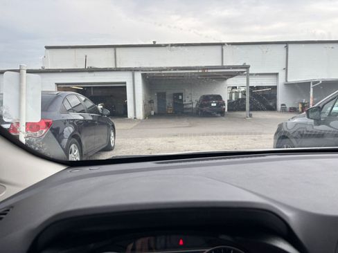 Used 2025 Nissan Versa SV FWD image 34