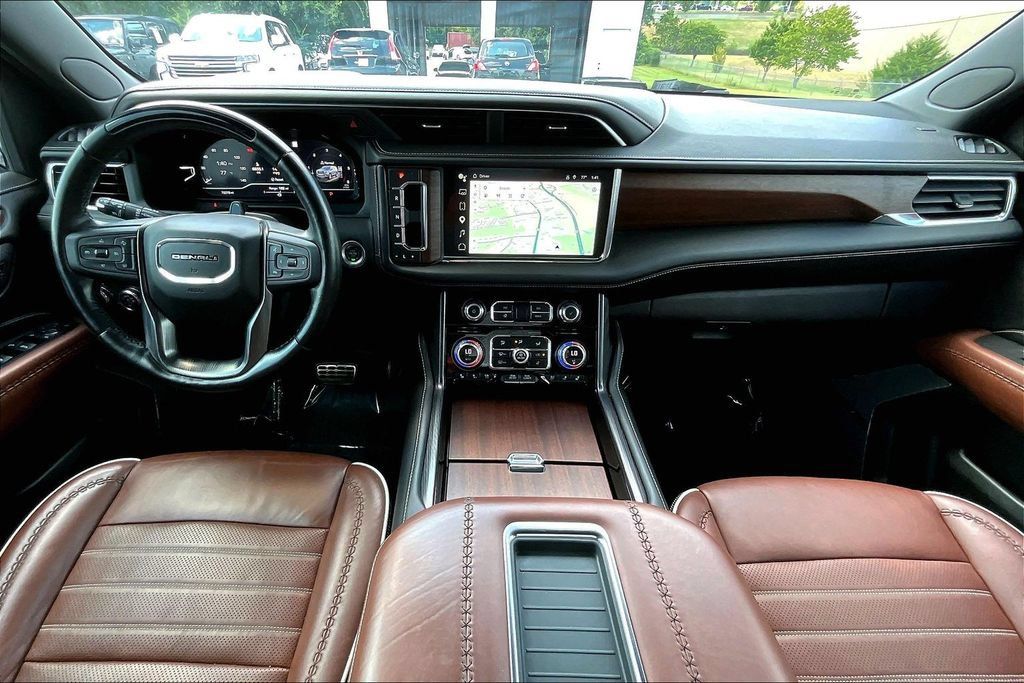 Used 2023 GMC Yukon XL Denali Ultimate AWD/4WD image 9