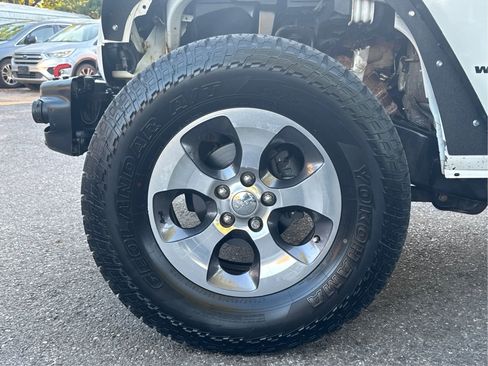 Used 2016 Jeep Wrangler Unlimited Sahara w/ Connectivity Group image 9