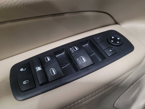 Used 2021 Jeep Grand Cherokee Laredo AWD/4WD image 27