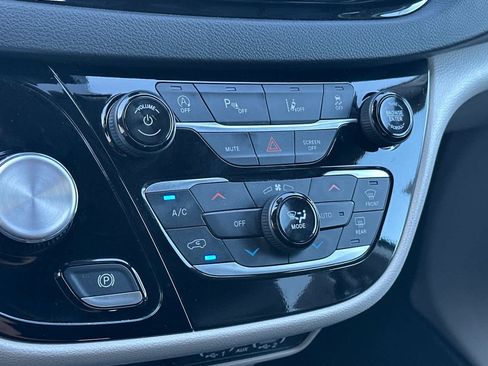 Used 2024 Chrysler Pacifica Touring-L FWD image 23