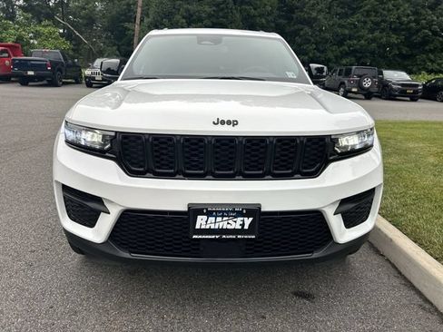 Used 2023 Jeep Grand Cherokee Altitude AWD/4WD image 3