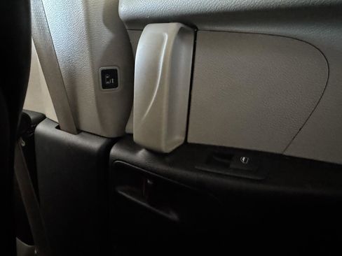 Used 2023 Chrysler Pacifica Touring-L image 34