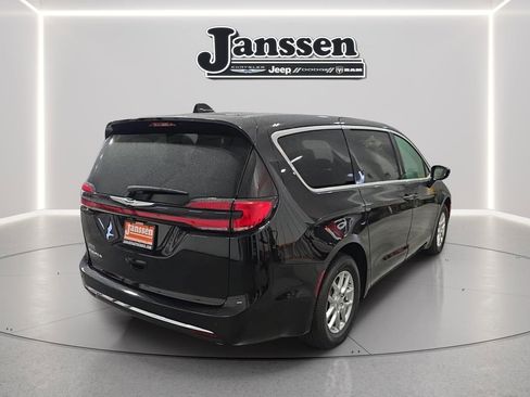 New 2026 Chrysler Pacifica Select image 4