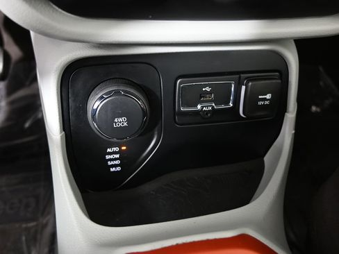 Used 2015 Jeep Renegade Latitude w/ Cold Weather Group AWD/4WD image 30