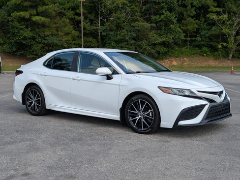 Used 2022 Toyota Camry SE FWD image 12