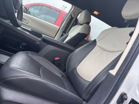 Used 2025 Toyota Sienna Platinum image 8