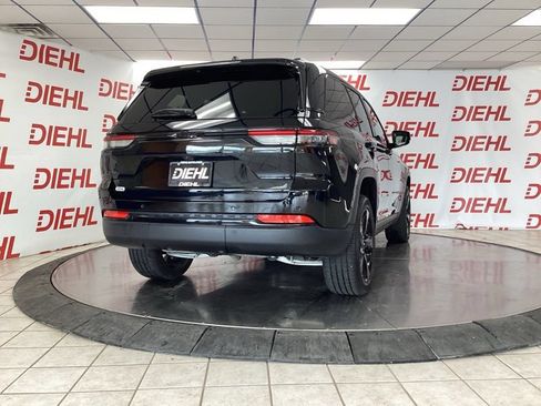 Used 2024 Jeep Grand Cherokee Altitude AWD/4WD image 7