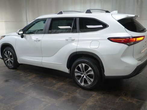 Certified 2023 Toyota Highlander XLE image 8