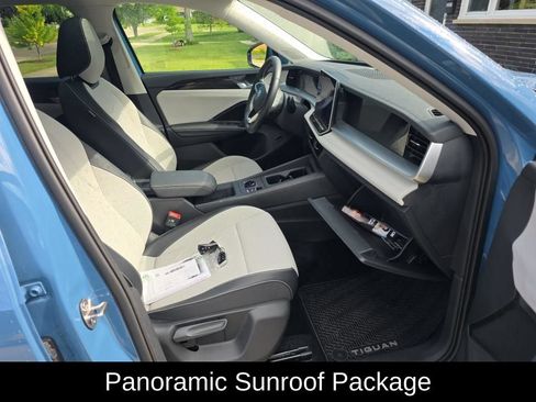 Used 2025 Volkswagen Tiguan SE w/ Panoramic Sunroof Package AWD/4WD image 7