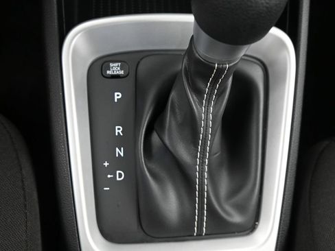 Certified 2025 Hyundai Venue SE image 32