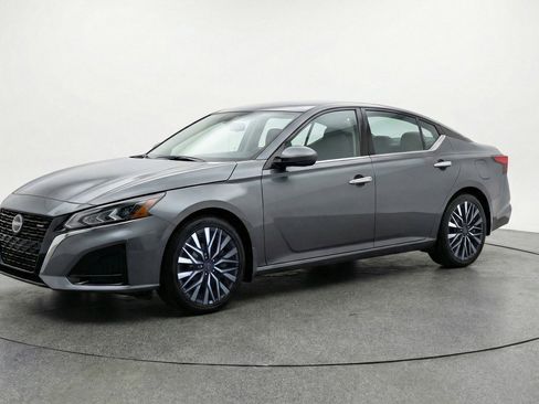 Used 2025 Nissan Altima 2.5 SV image 3