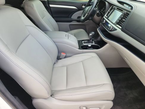 Used 2018 Toyota Highlander XLE FWD image 14
