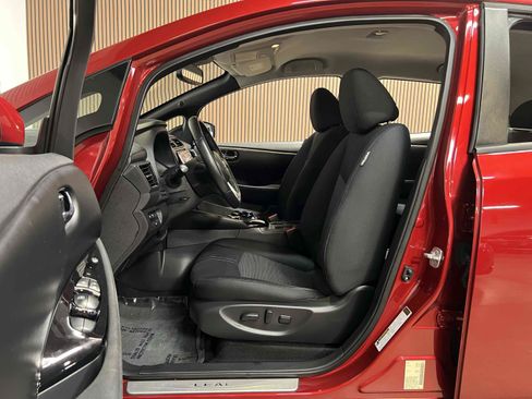 Used 2018 Nissan Leaf SV w/ SV Technology Package FWD image 4