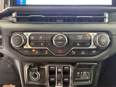 Used 2025 Jeep Gladiator Rubicon AWD/4WD image 11
