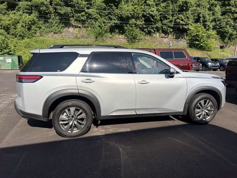 Used 2025 Nissan Pathfinder SV AWD/4WD image 3