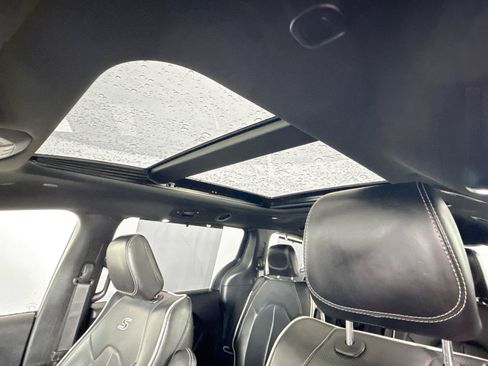 Used 2025 Chrysler Pacifica Limited FWD image 6