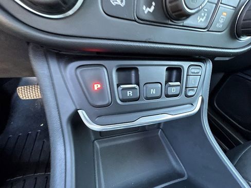 Used 2021 GMC Terrain SLE w/ Driver Convenience Package image 14