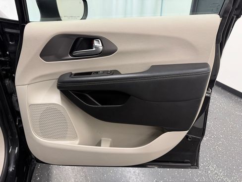 Used 2023 Chrysler Pacifica Touring-L FWD image 7