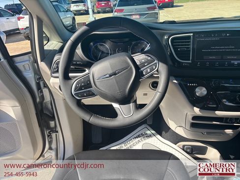 Used 2023 Chrysler Pacifica Touring-L FWD image 13