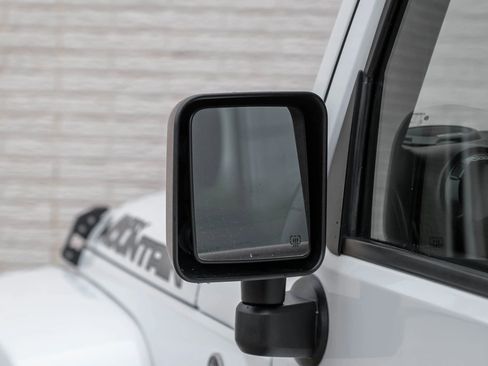 Used 2017 Jeep Wrangler Unlimited Sahara image 32